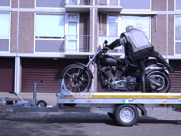 Motor op aanhangwagen