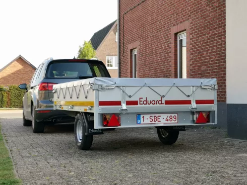 Achterkant aanhangwagen met nummerplaat