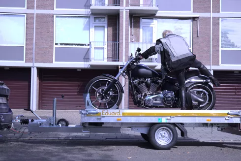 Motor op aanhangwagen